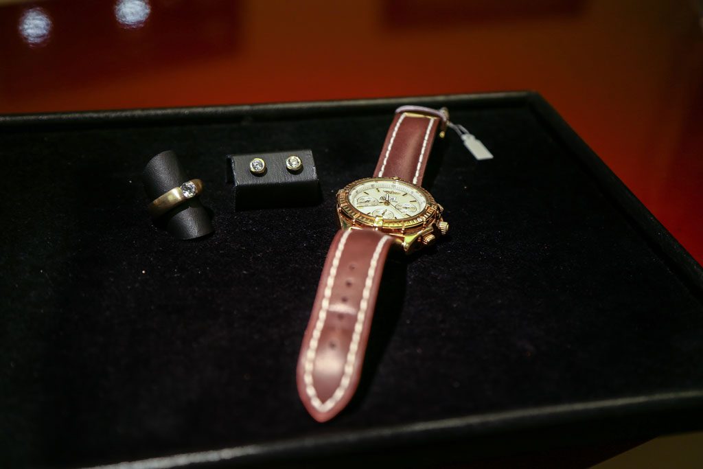 Armbanduhr mit Lederband und Ringe auf einem Samttablett bei Juwelier Berretz