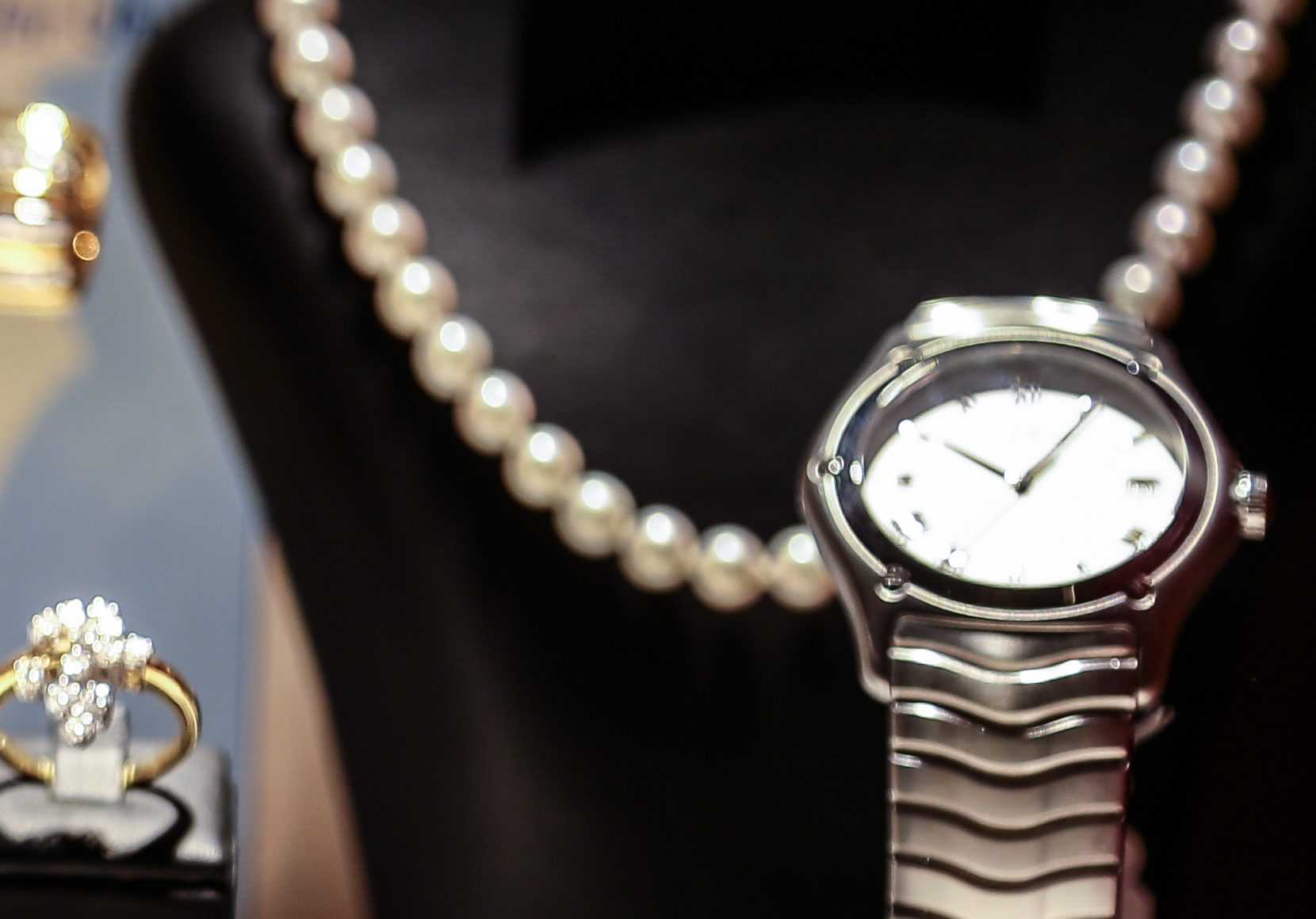 Schaufenster von Juwelier Berretz mit Perlenkette, EBEL-Uhr und Brillantring